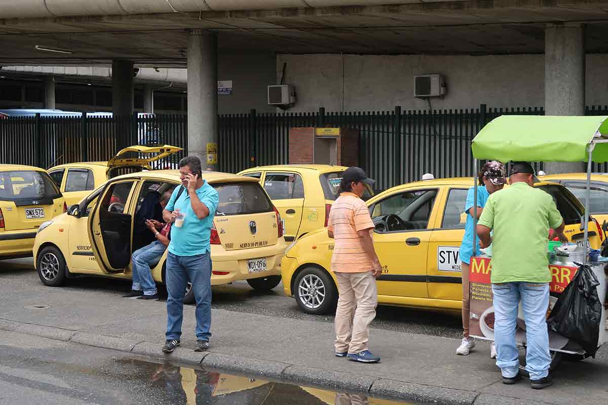 taxi transport medellin colombia